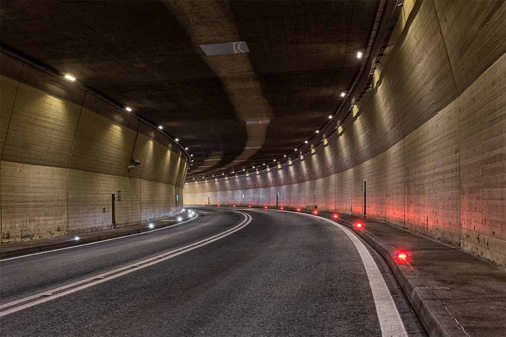 Lighting modules as a visual guidance system in a tunnel