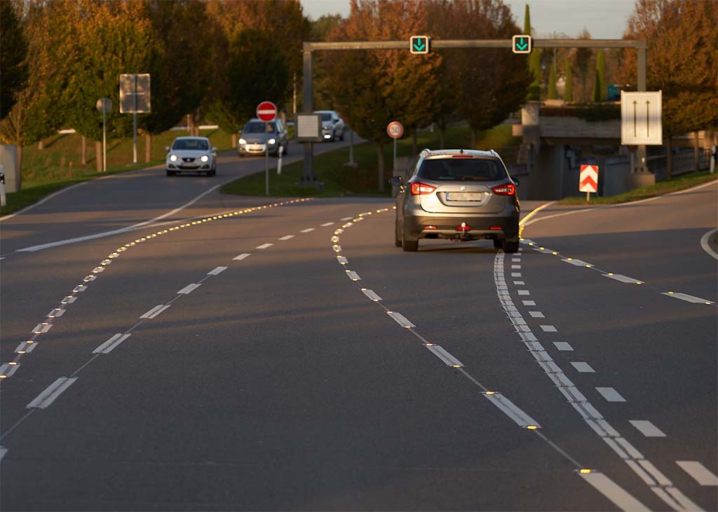 Modules lumineux servant de dispositif de guidage optique sur une autoroute