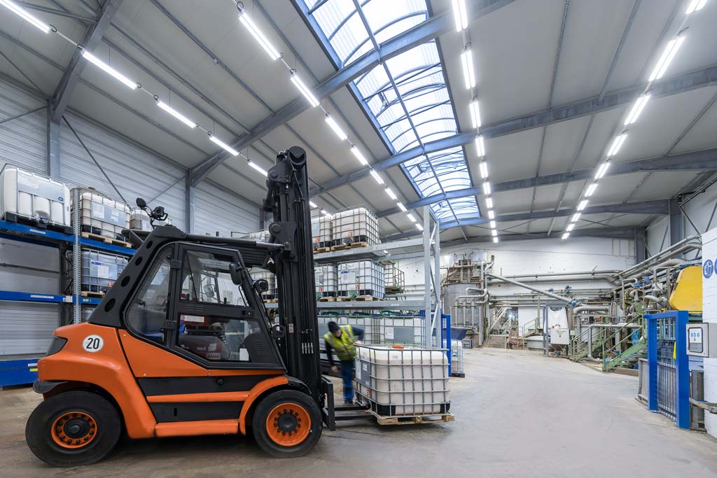 IP65 ERFURT LED EXTREME Industriebeleuchtung im Lagerbereich der Papierfabrik Vreden für helle und gleichmäßige Ausleuchtung bei extremen Bedingungen.