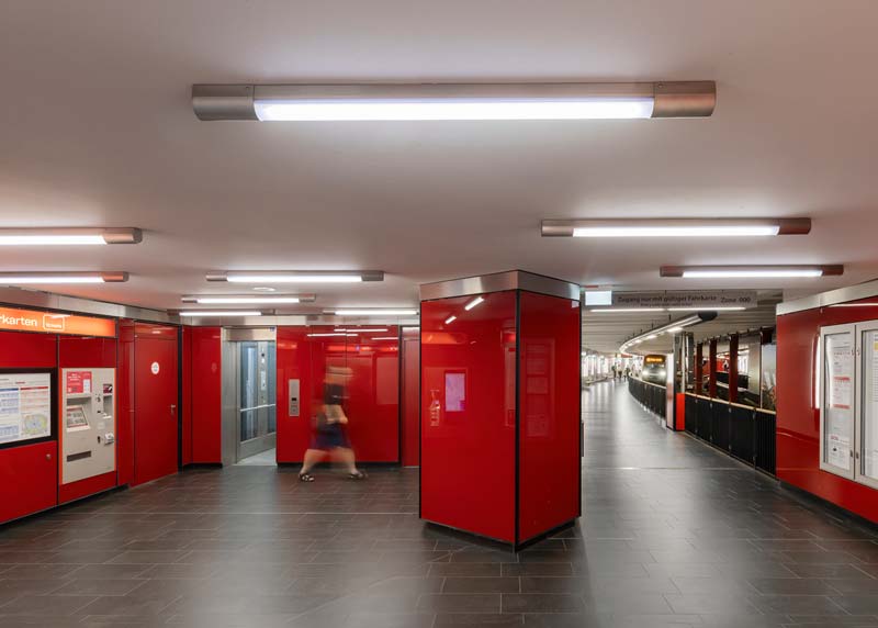 Luminaire à classe IK élevée installé dans une station de métro.