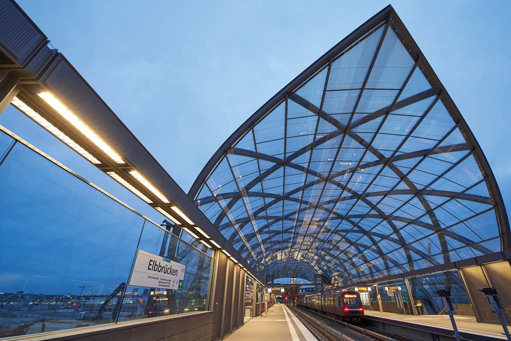 Station de S-Bahn Elbbrücken à Hambourg avec des luminaires LED NORKA MÜNCHEN qui éclairent de manière sûre et économe en énergie le quai et les zones d'accès.