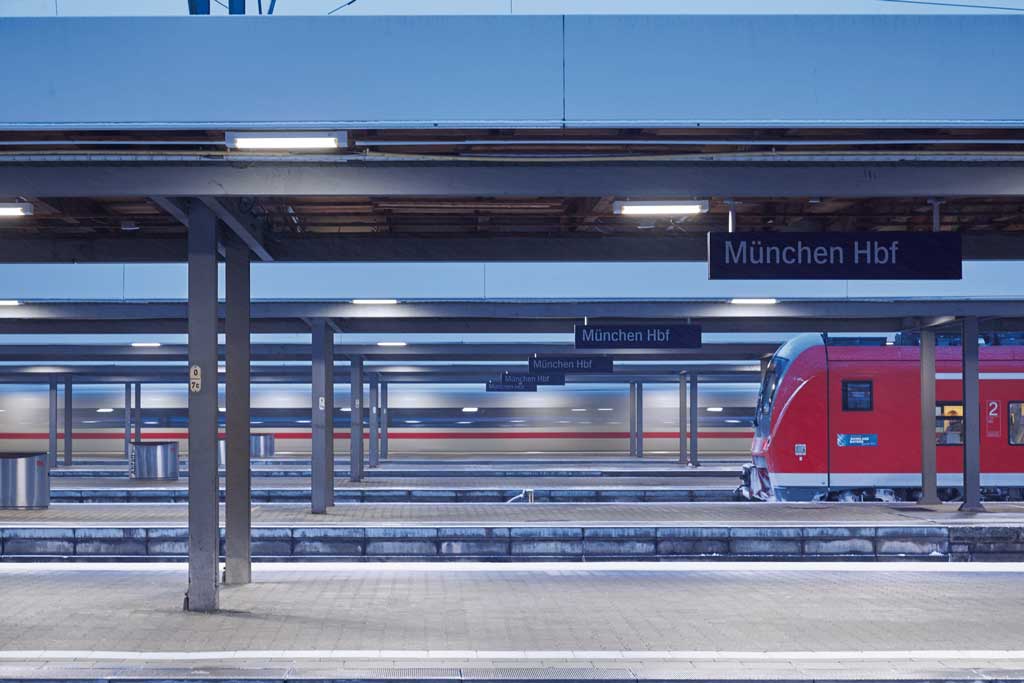 Munich Central Station with NORKA MÜNCHEN LED luminaires safely and glare-free illuminating the platforms while ensuring energy efficiency