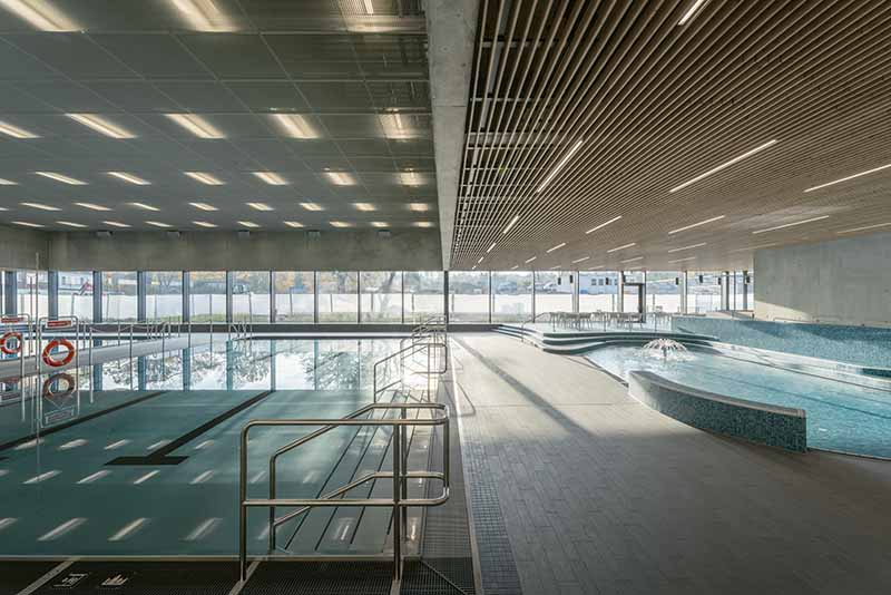 Beleuchtung in einem Schwimmbad, gesteuert mit XARA-Advanced