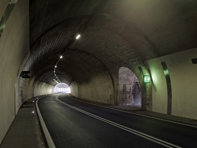 Not- und Hinweisbeleuchtung sowie Einfahrtsbeleuchtung sorgen im Straßentunnel für Sicherheit.