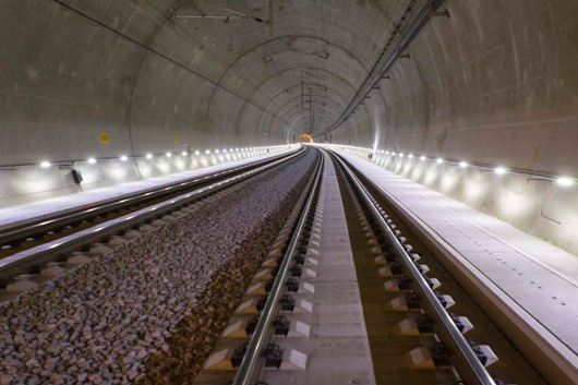 Handläufe sorgen in Eisenbahntunneln für einen sicheren Weg nach draußen.