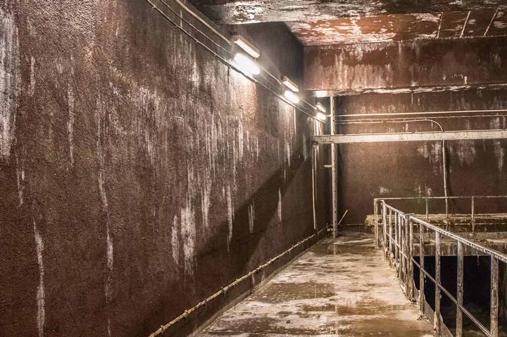 Luminaires ZUG LED dans un environnement souterrain, humide et chimiquement agressif à la station d’épuration Czajka.