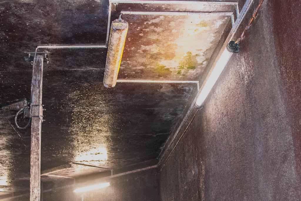 Sous terre, la station d’épuration Czajka est équipée de ZUG LED pour un éclairage industriel sûr et durable.