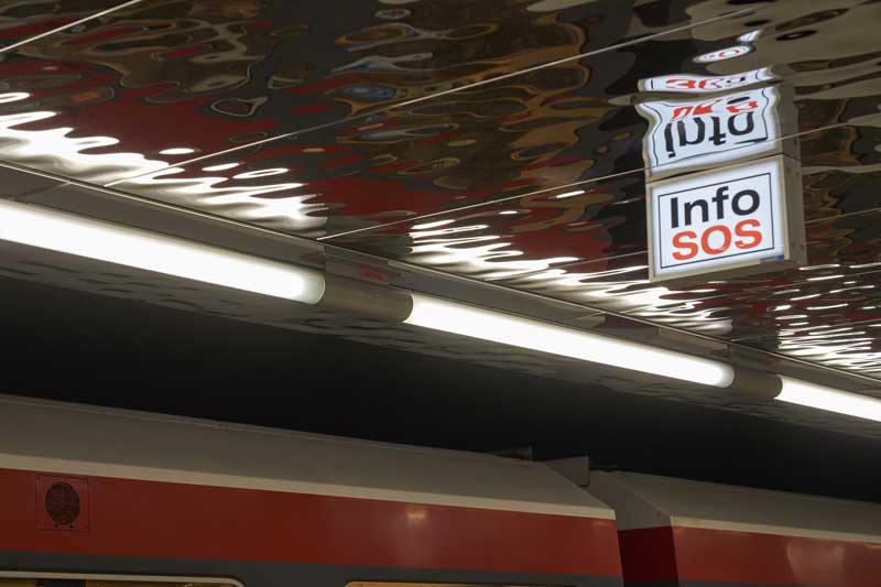 Emergency lighting on the platform