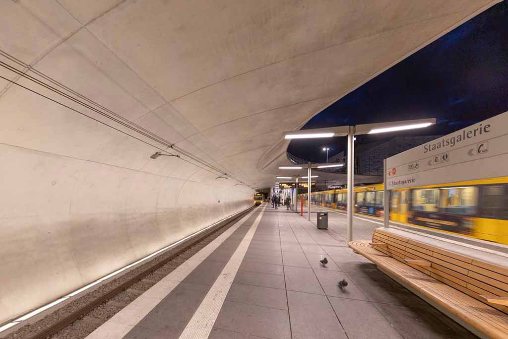NORKA ERFURT LED Leuchten an der Stadtbahn-Haltestelle Staatsgalerie Stuttgart, gleichmäßig beleuchteter, geräumiger Bahnsteig