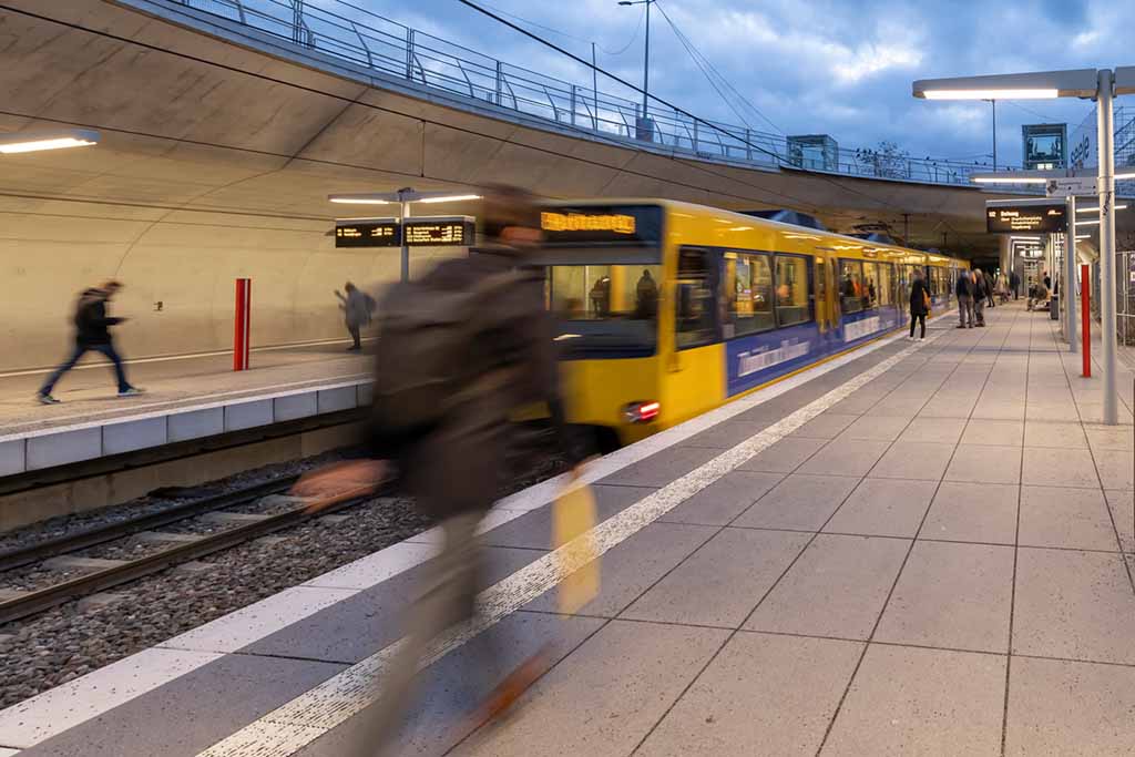 Gleichmäßig beleuchtete gewölbte Wand des Gleistrogs an der Stadtbahn-Haltestelle Staatsgalerie Stuttgart, mit leicht versetzt montierten NORKA ERFURT LED Leuchten im Bodenkanal.