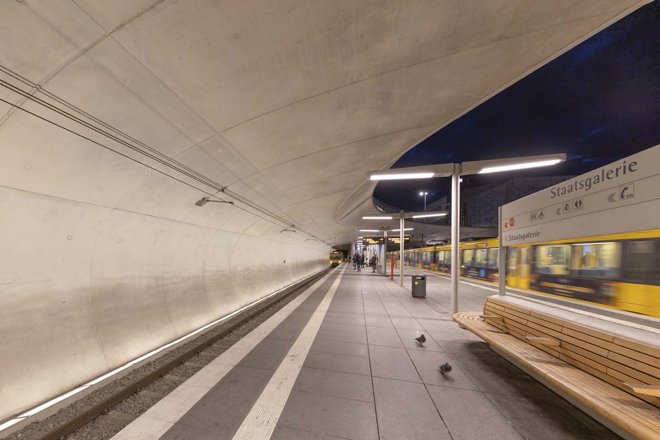 Luminaires LED NORKA ERFURT à la station de tram Staatsgalerie à Stuttgart, quai spacieux et uniformément éclairé