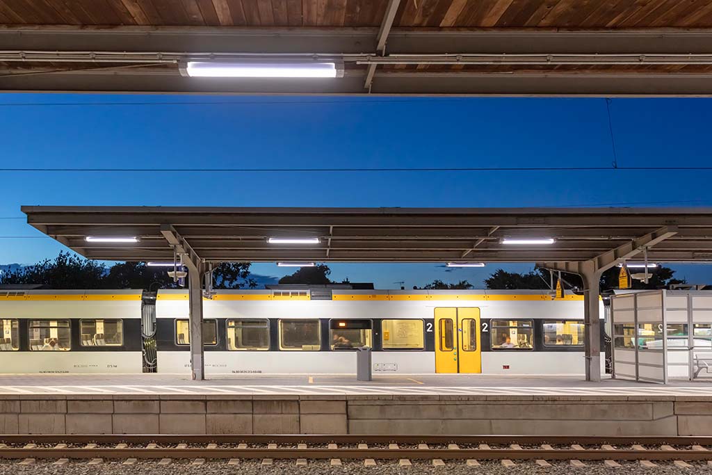 Des luminaires PRAG LED DB sont utilisés pour l'éclairage des quais dans la zone couverte.