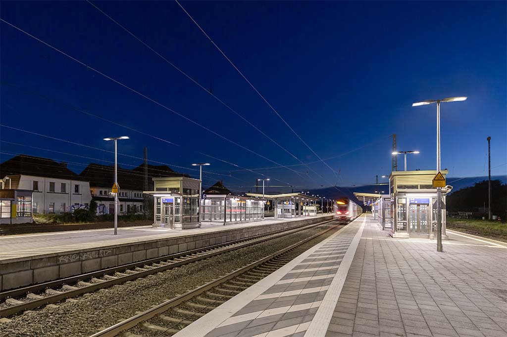 LED mast-mounted luminaire on the platform