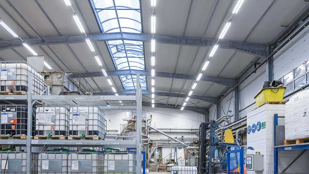 LED-Leuchtstoffröhren als Ersatz: Industriehalle mit Lichtband