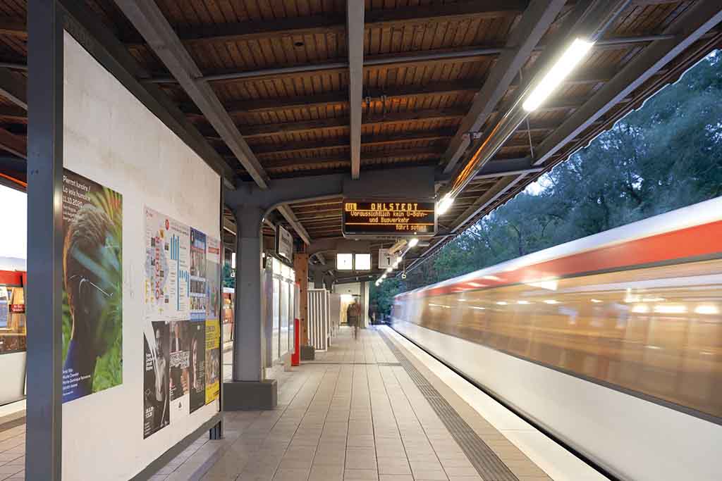 Bahnsteig mit moderner LED-Beleuchtung als Ersatz für Leuchtstoffröhren