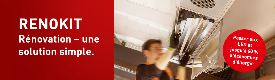 Rénovation LED dans une halle ferroviaire – un éclairage LED moderne remplace les anciens tubes fluorescents pour plus d’efficacité énergétique, une meilleure luminosité et des coûts de maintenance réduits.