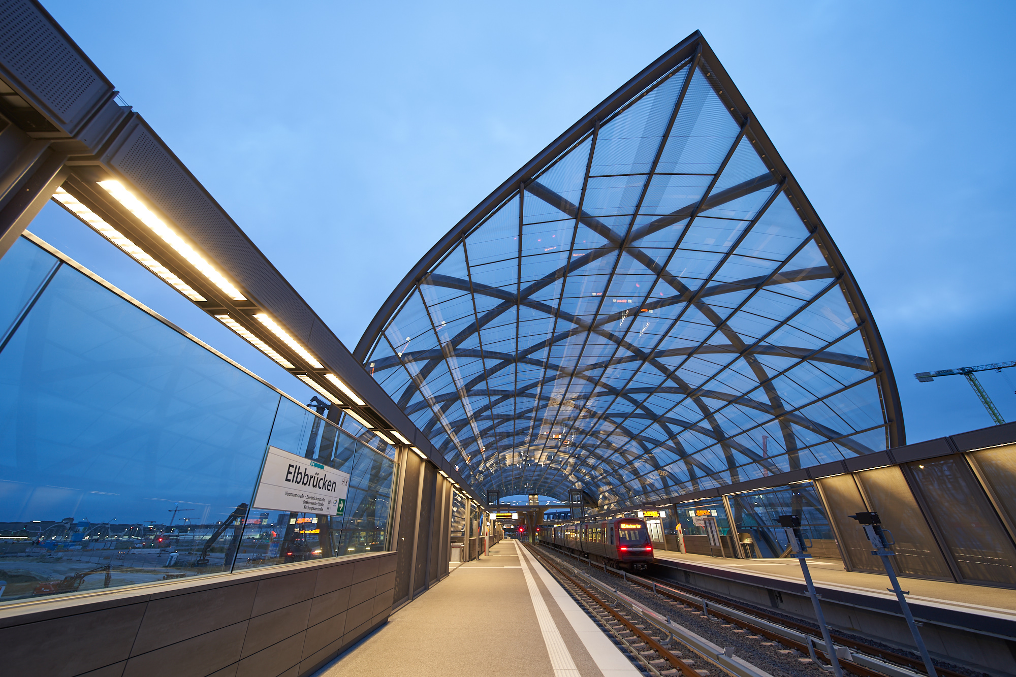 S-Bahn station Elbbrücken in Hamburg with NORKA MÜNCHEN LED luminaires safely and energy-efficiently illuminating the platform and access areas