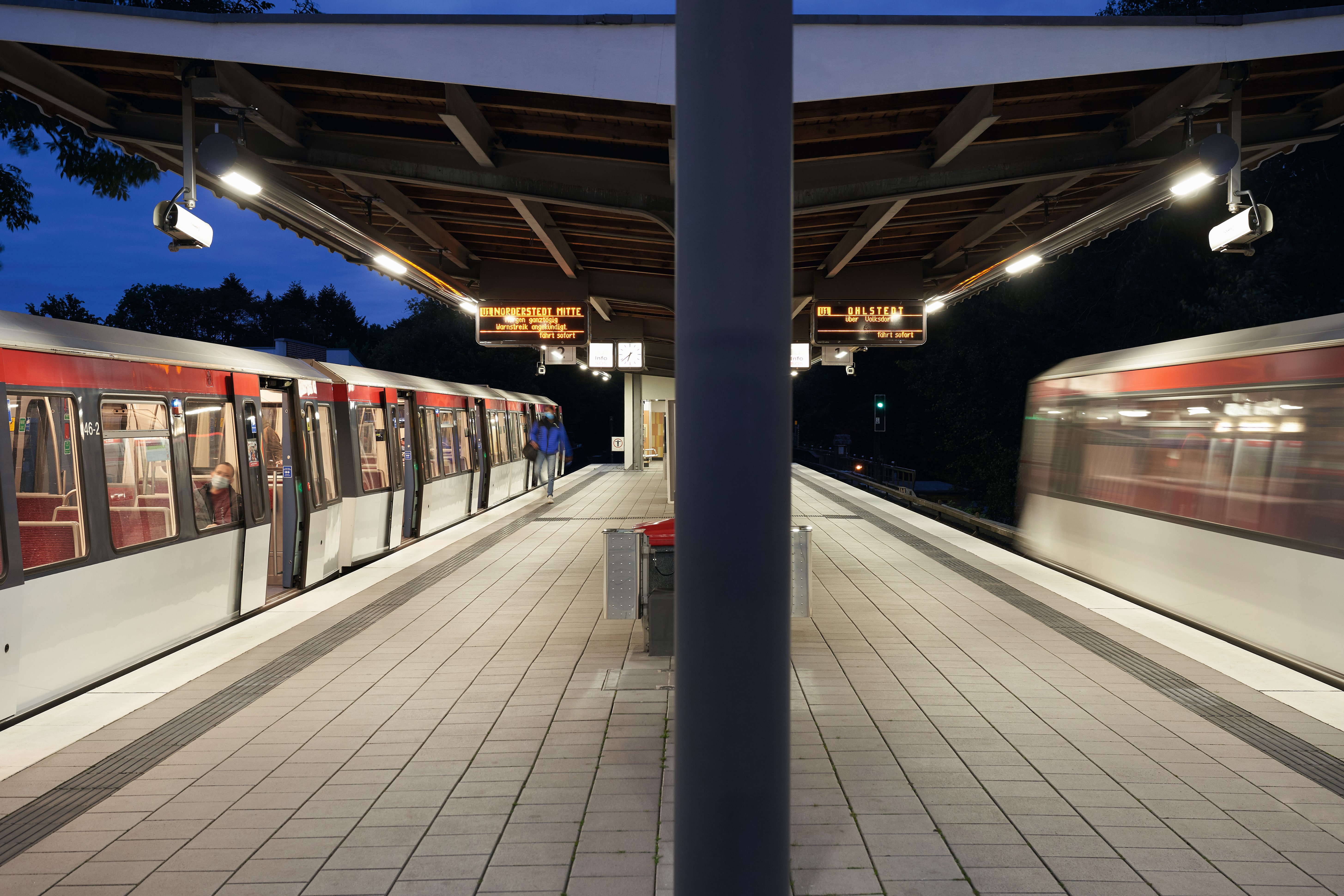 Quai de une station de métro avec des luminaires NORKA ERFURT LED offrant un éclairage sans éblouissement et assurant une orientation sécurisée pour les passagers5.	Quai HVV avec des luminaires NORKA ERFURT LED offrant un éclairage sans éblouissement et assurant une orientation sécurisée pour les passagers