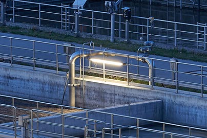 NORKA luminaires on railings and guardrails at the Neufinsing wastewater treatment plant provide safe illumination of walkways and access paths at night.
