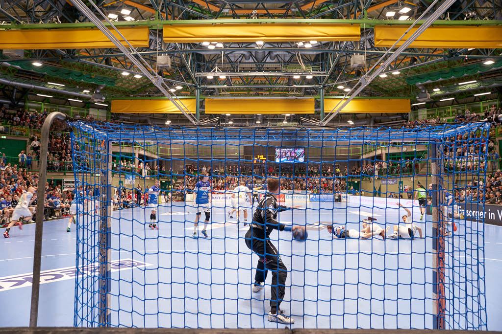 Sporthalle mit ballwurfsicheren LED-Leuchten von NORKA an der Decke – ideal für Handball, Training und multifunktionale Sportnutzung.