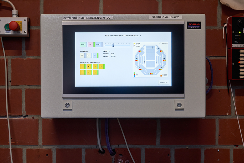 LED-Sporthallenbeleuchtung mit Lichtmanagementsystem und vorprogrammierten Lichtszenen für flexible Anpassung an unterschiedliche Hallennutzungen.