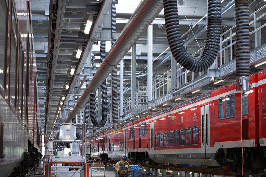 LED-Hallenbeleuchtung von NORKA in der DB Regio FIBA Halle in München: Hightech-Lösungen für Loks und Wagen mit ERFURT, FULDA und COBURG LED.