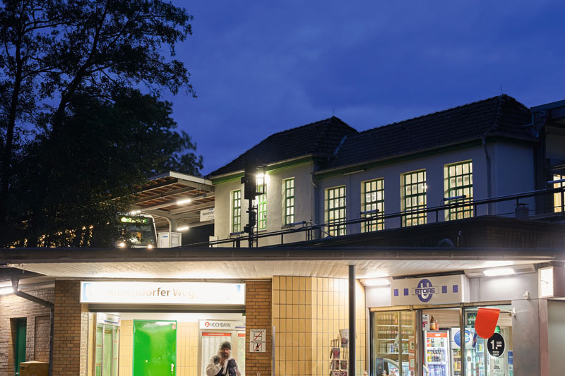 U-Bahn lighting Hamburg at Meiendorfer Weg station with energy-efficient, evenly illuminated LED lighting from ERFURT and BELFAST luminaires.