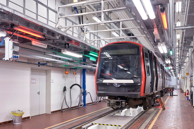 Innenaufnahme der U-Bahn-Werkstatt Hamburg mit energieeffizienter LED-Beleuchtung von NORKA
