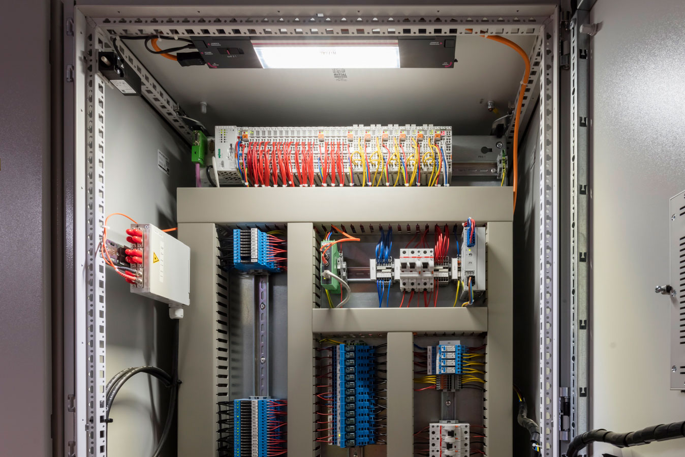 Central control cabinet for the industrial luminares at the Köhlbrandhöft wastewater treatment plant, pre-wired and delivered by NORKA Automation.