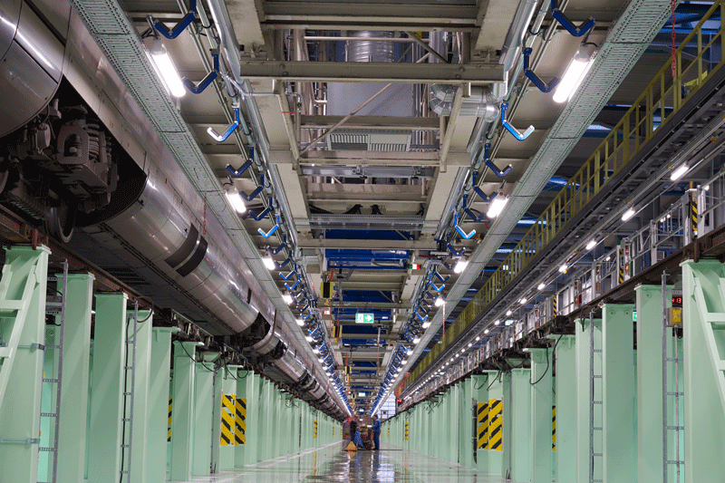 In rail vehicle maintenance hall – robust hall lighting for optimal working conditions.
