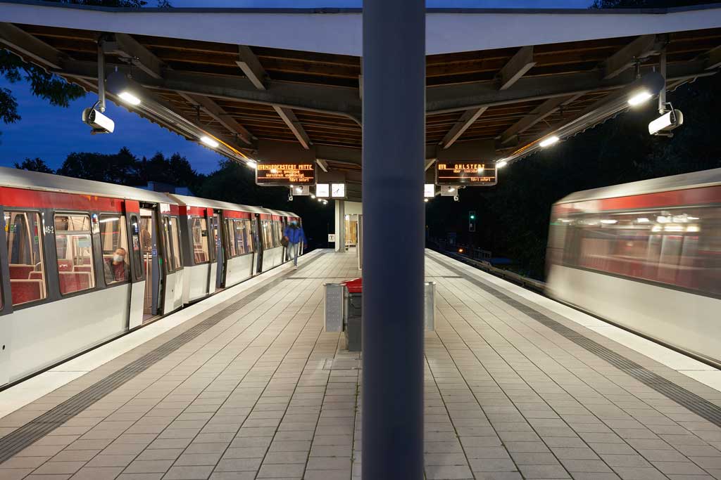 Bahnsteig des HVV mit NORKA ERFURT LED-Leuchten, die den Bahnsteig blendfrei ausleuchten und für sichere Orientierung der Fahrgäste sorgen.