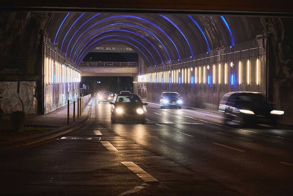 Éclairage LED de tunnel NORKA : PHALANX 430 et lumières LED ZUG de chaque côté du tunnel Gildehof à Essen.