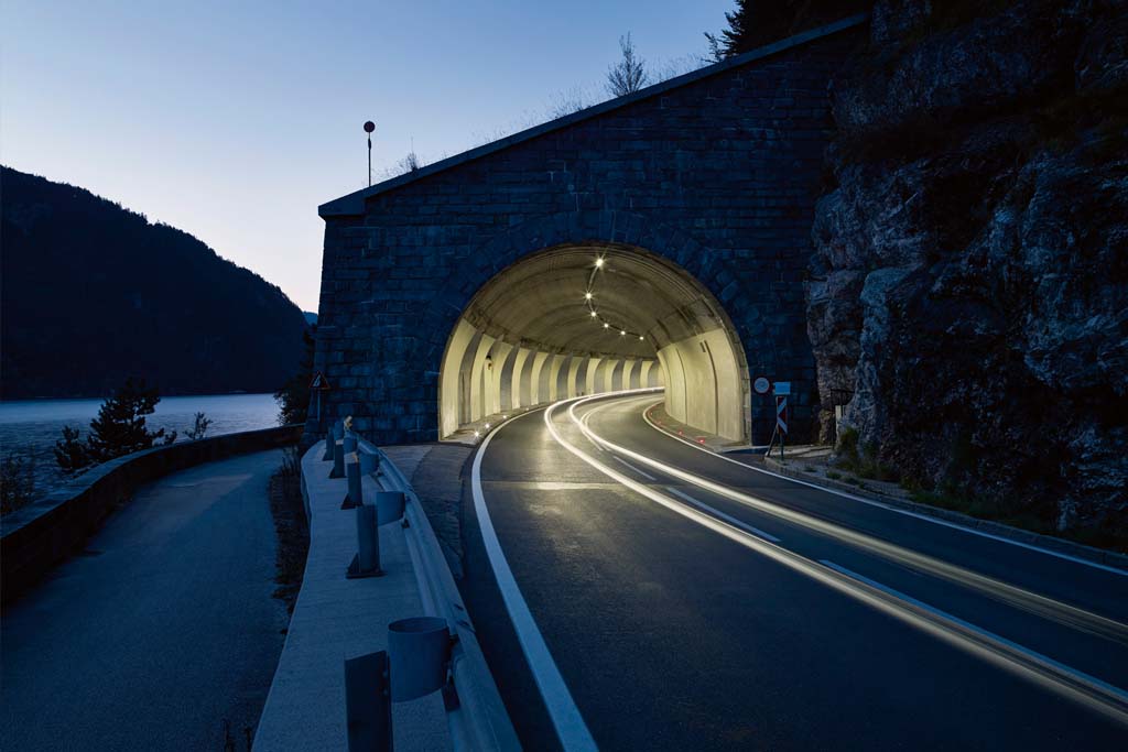 Entrée du tunnel avec des modules d'éclairage sur les bordures