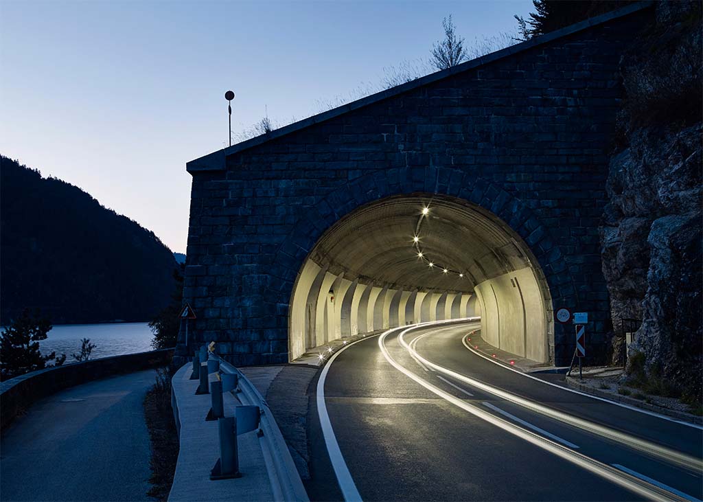 Tunneleinfahrt mit Leuchtmodulen auf den Rabatten